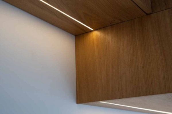 Rodapé Iluminado em ambiente moderno com Micro Perfil de LED