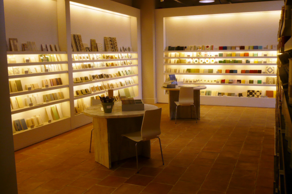 Micro Perfil de LED em lojas e exteriores para destacar gôndolas e produtos