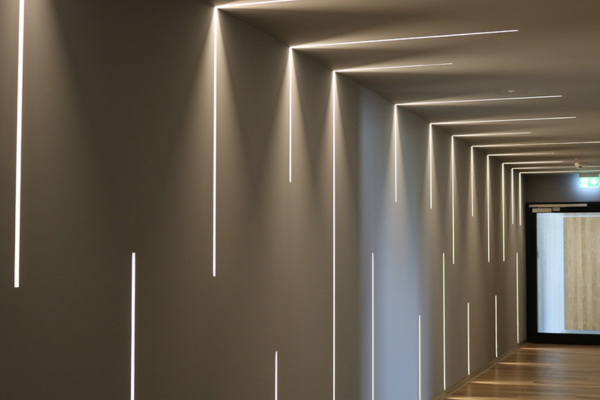 Micro Perfil LED para parede com efeito zig-zag em corredor moderno