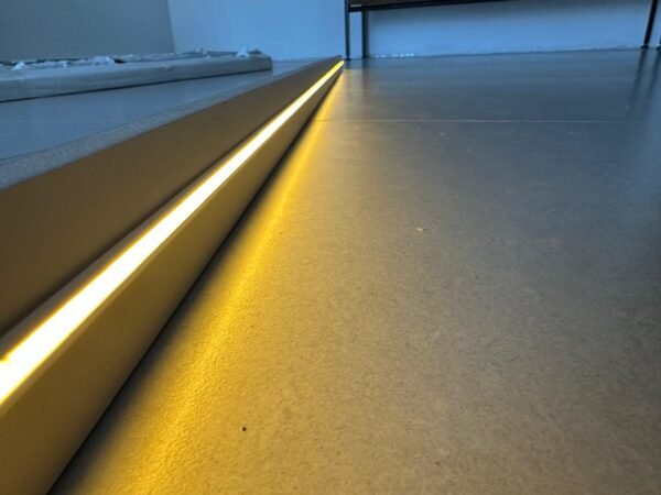 Rodapé Iluminado com Micro Perfil de LED em Madeira ou Alumínio - Imagem 13