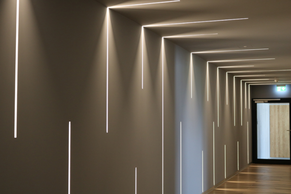 Micro Perfil de LED em paredes para iluminação decorativa e funcional em interiores