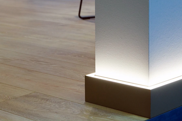 Rodapé Iluminado com Micro Perfil de LED em acabamento de madeira